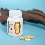 Lingzhi_Plus_bottle_and_capsules_near_wood